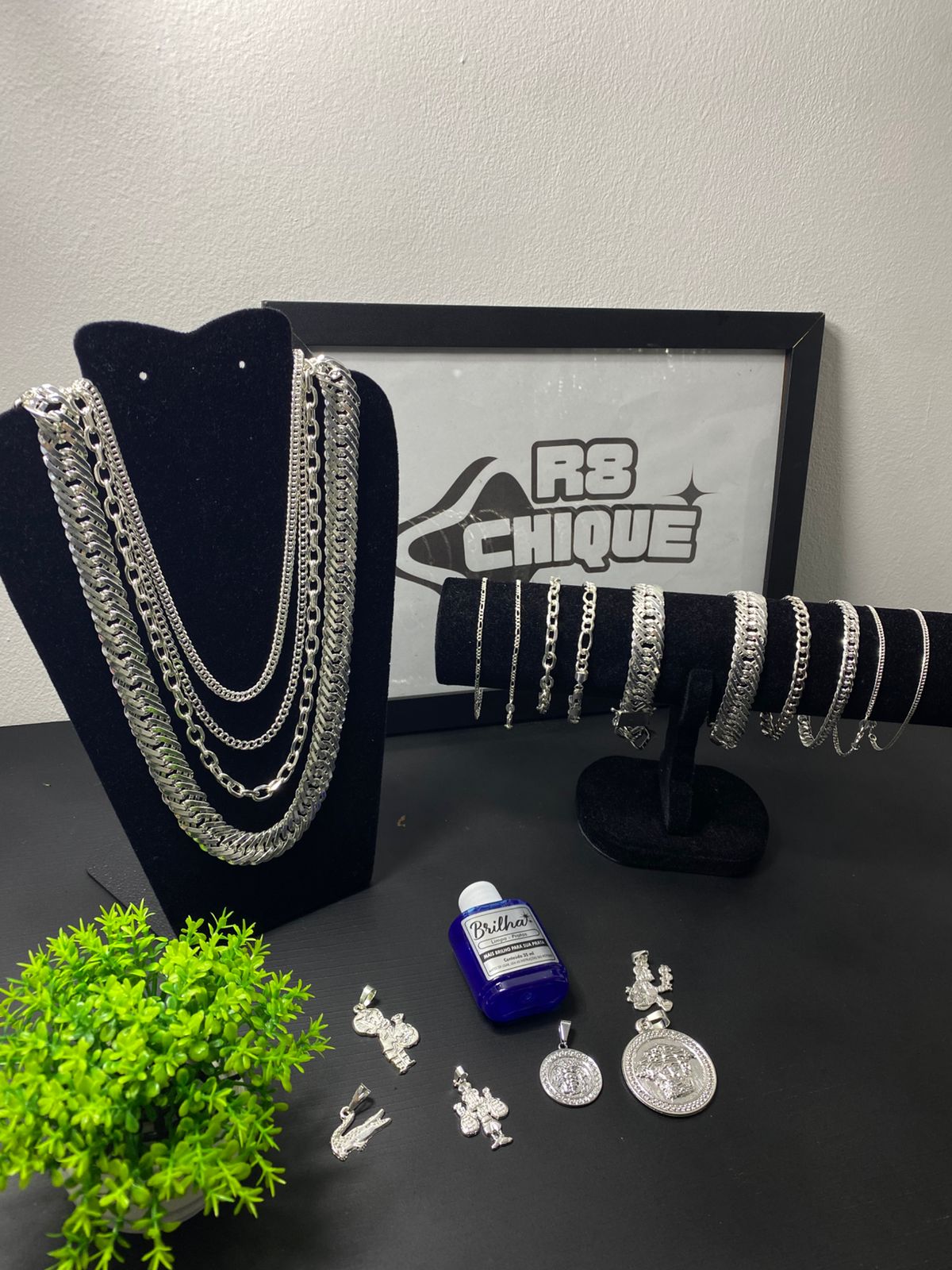 Kit Revenda | 4 Correntes: 1 - 17MM/ 1 -8MM Cartie/ 2- 5MM/ 10 Pulseiras: 4 - 3MM/ 2- 17MM/ 3- 8MM/ 4 Pingentes + Limpa Pratas (BRINDE) (Kit 115)